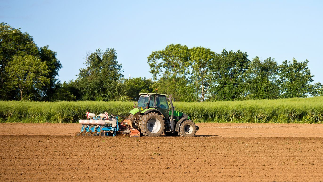 Préparation d'un sol agricole après défonçage