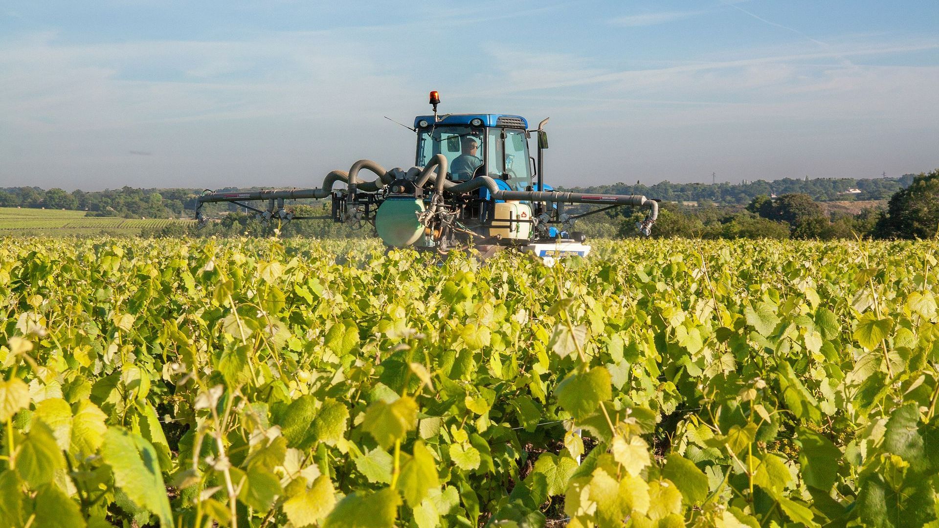 Travaux d'épandage par une machine agricole professionnelle