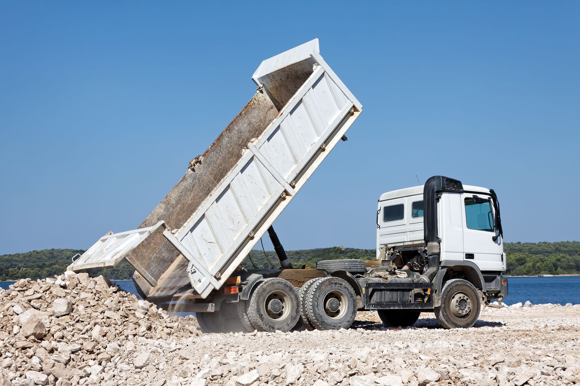Camion-benne blanc