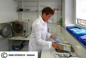 Regina Janßen im Laborkittel.