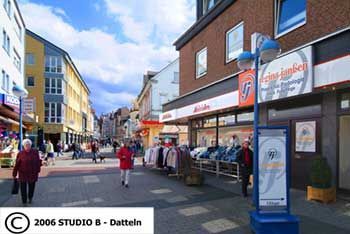 Einkaufsstraße in Datteln und Fassade von Regina Janßens Praxis.