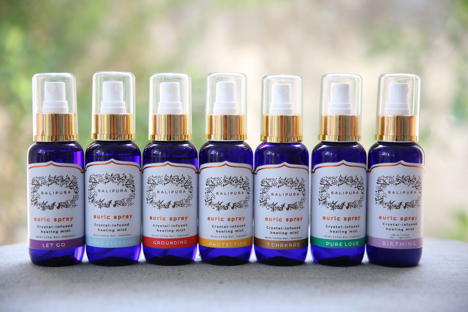 Auf einem Tisch stehen mehrere Sprühflaschen in einer Reihe.