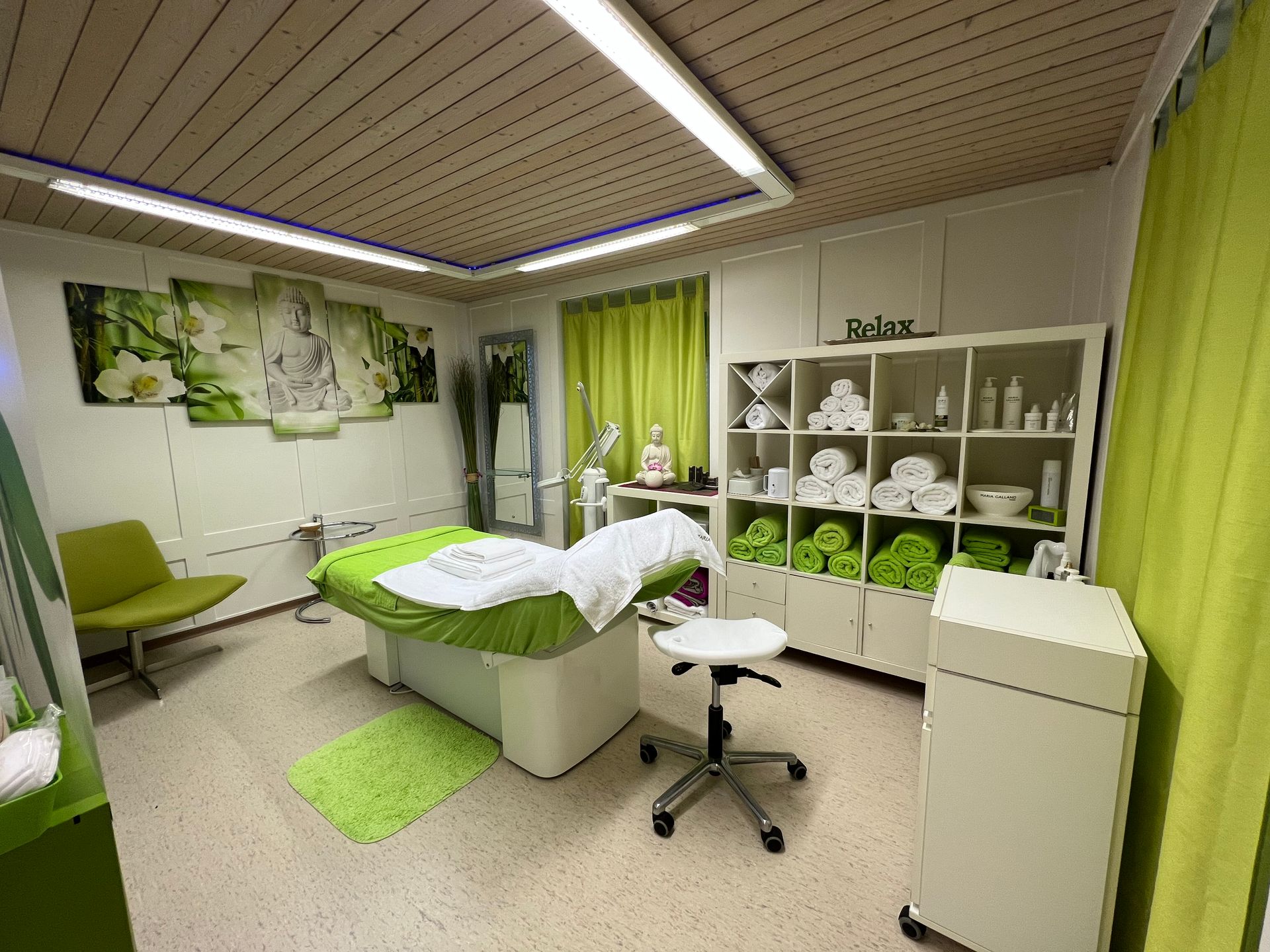 In der Mitte des Raumes steht eine Massageliege.