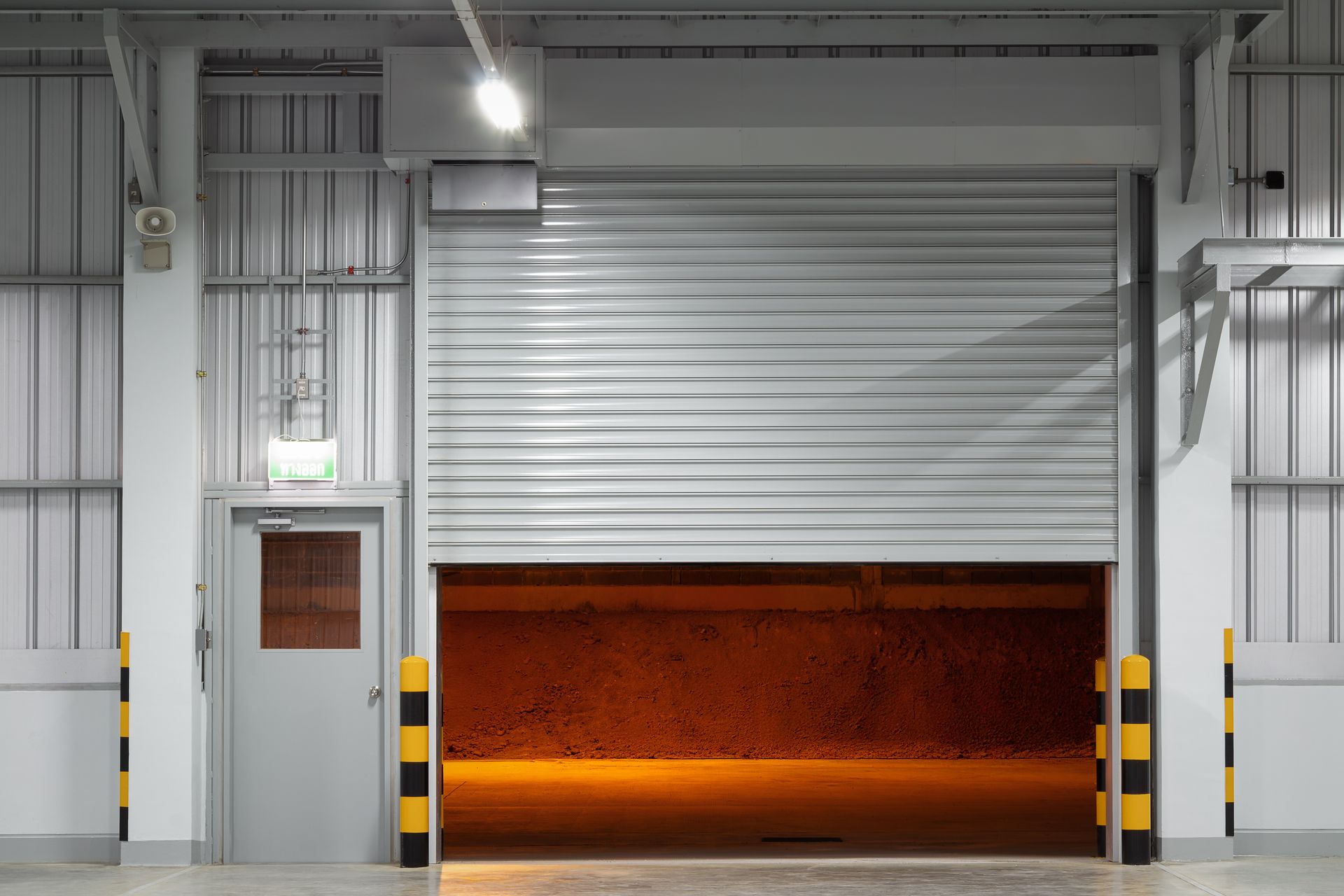 Porte de sécurité métallique coulissante entrouverte.