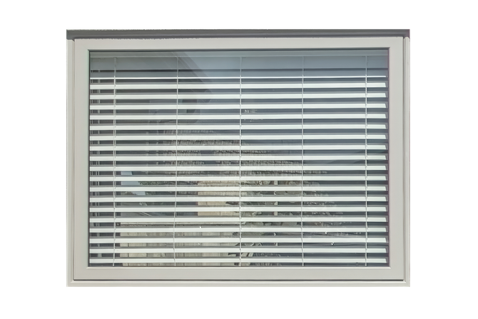 Fenêtre blanche avec des stores