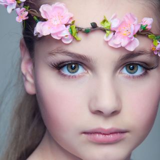 Frau mit Blumenschmuck