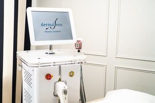 In einem Zimmer steht eine weiße Maschine auf einem Bett.