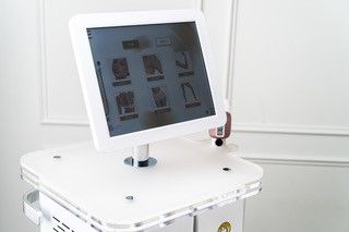 Auf einem weißen Tisch steht ein Computermonitor.