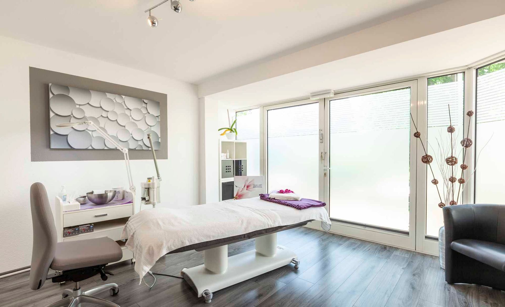 Behandlungsliege in der Beauty & Wellness Lounge