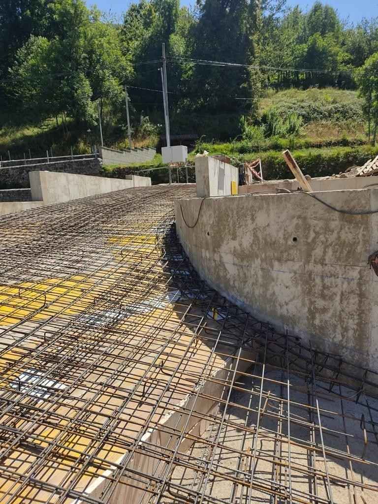 Malla de barras de refuerzo dispuesta para una cimentación de hormigón en construcción.