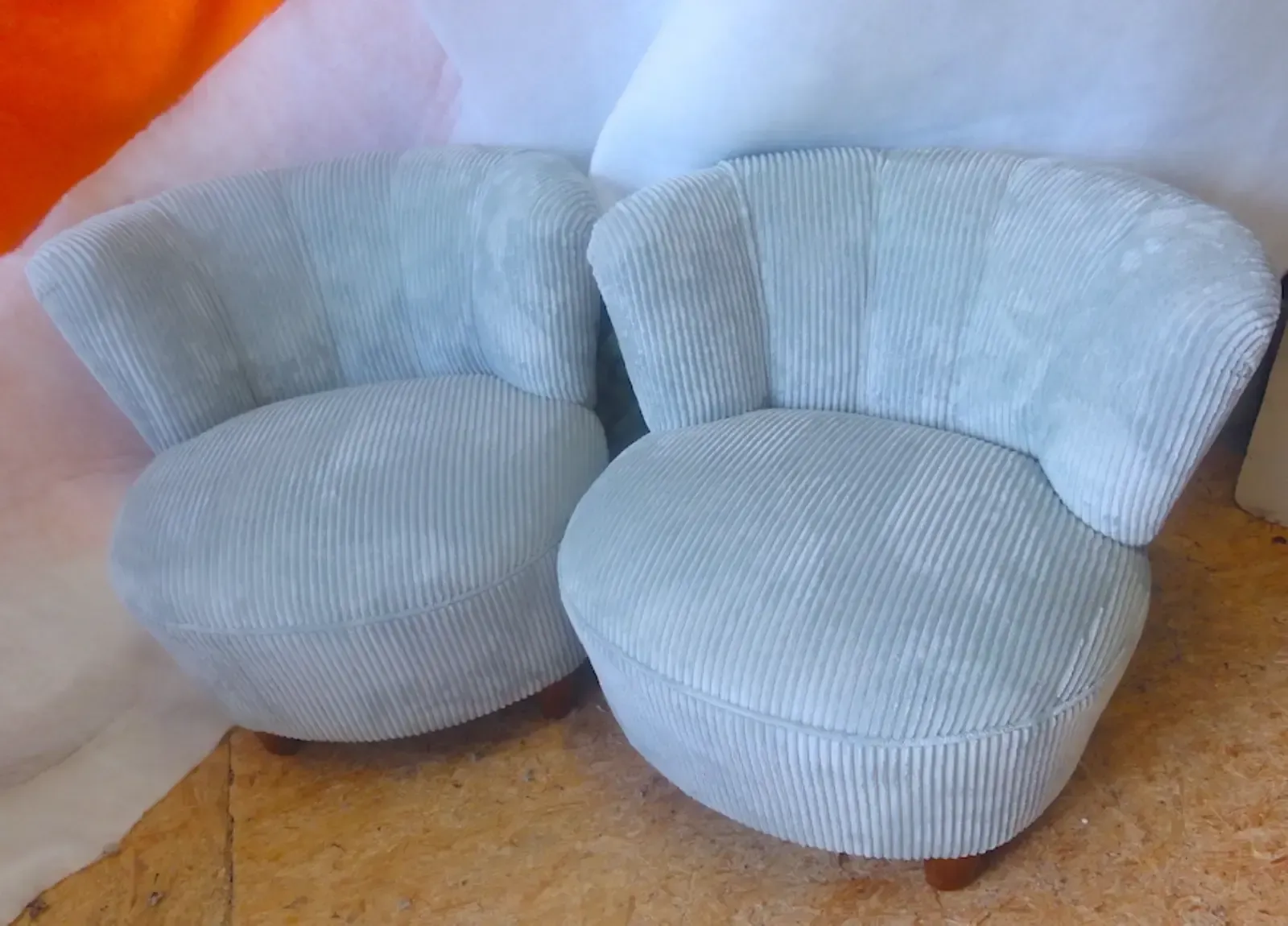 Zwei hellblaue Cordsessel.