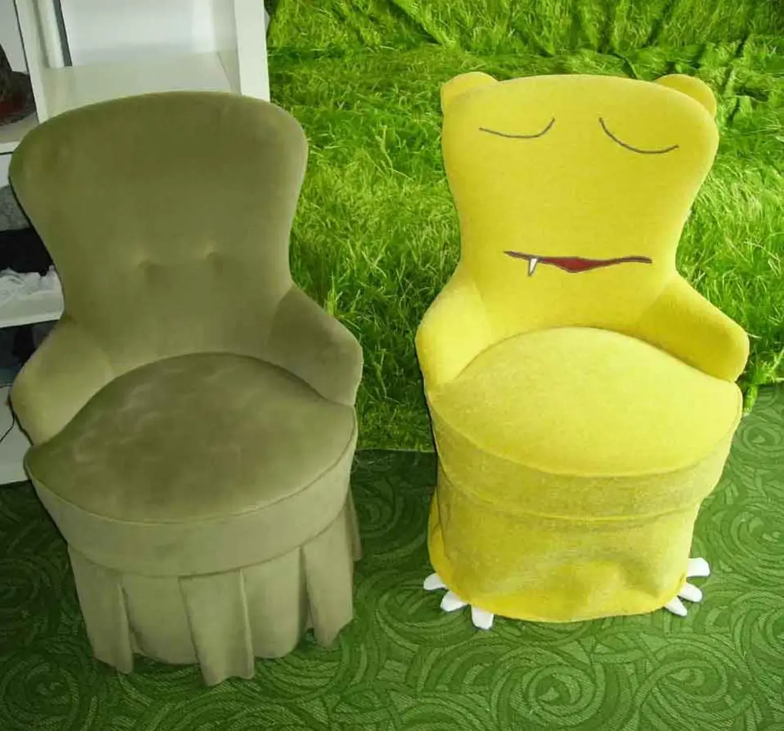 Zwei Comic-Stühle: einer grün und schlicht; der andere gelb, froschähnlich mit geschlossenen Augen und einem Zahn.