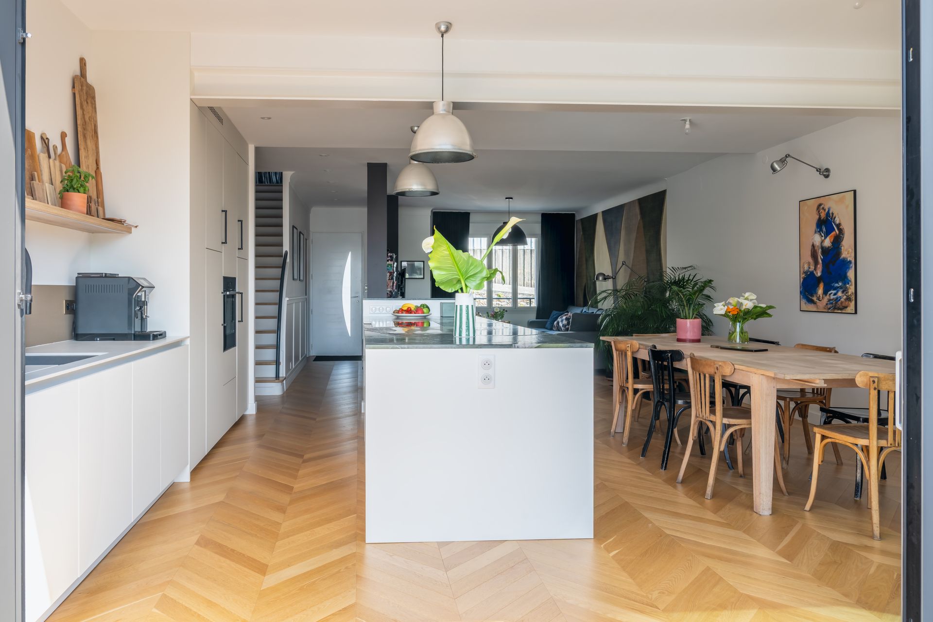Salle à manger et cuisine modernes et lumineuses