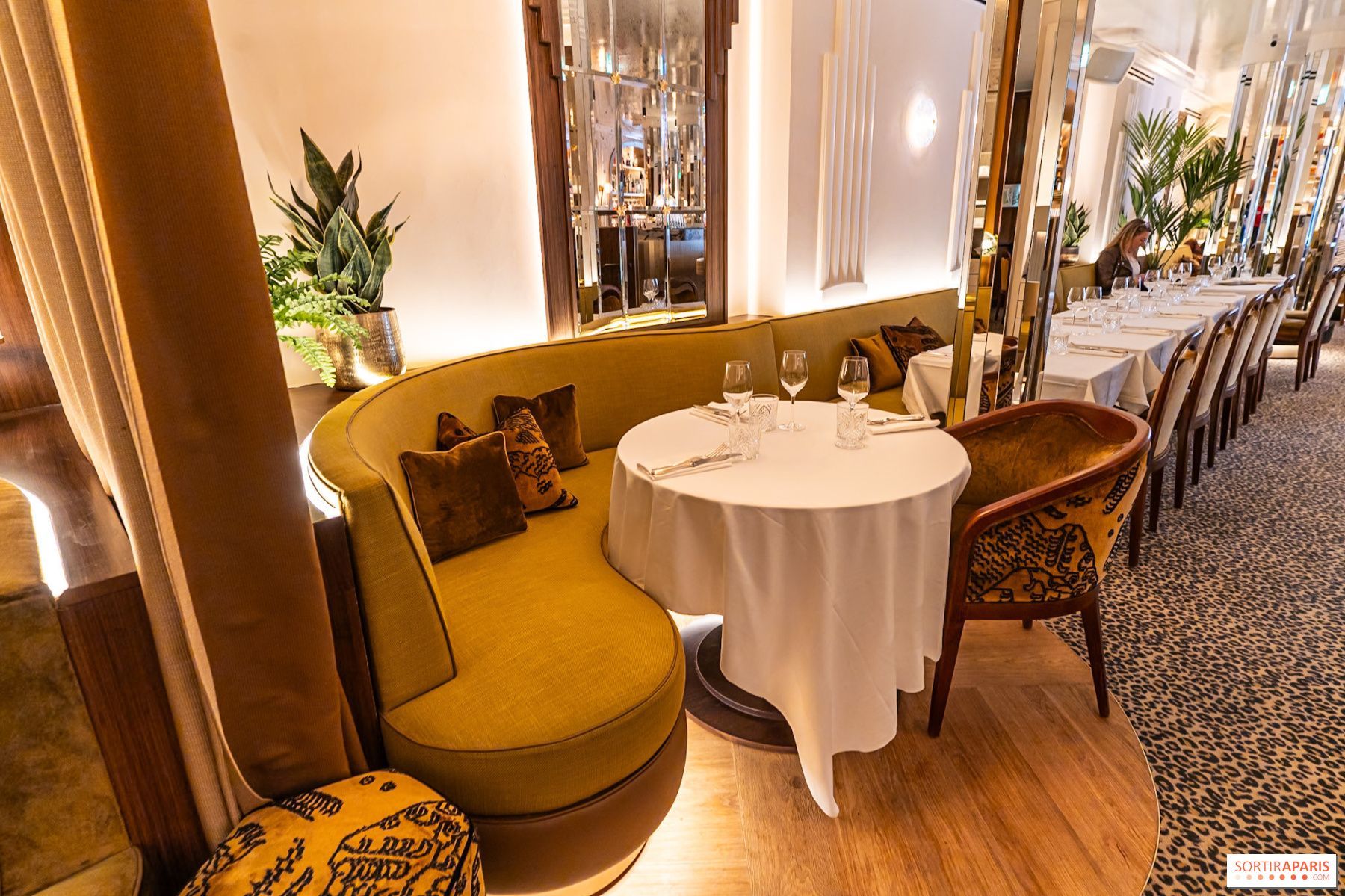 Salle élégante de restaurant avec des tables rondes