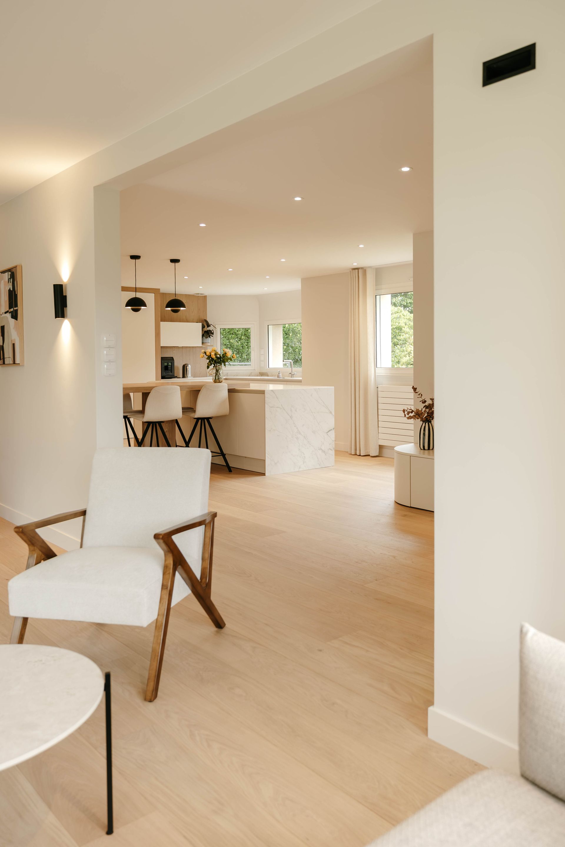 Cuisine et salle à manger lumineuses et minimalistes