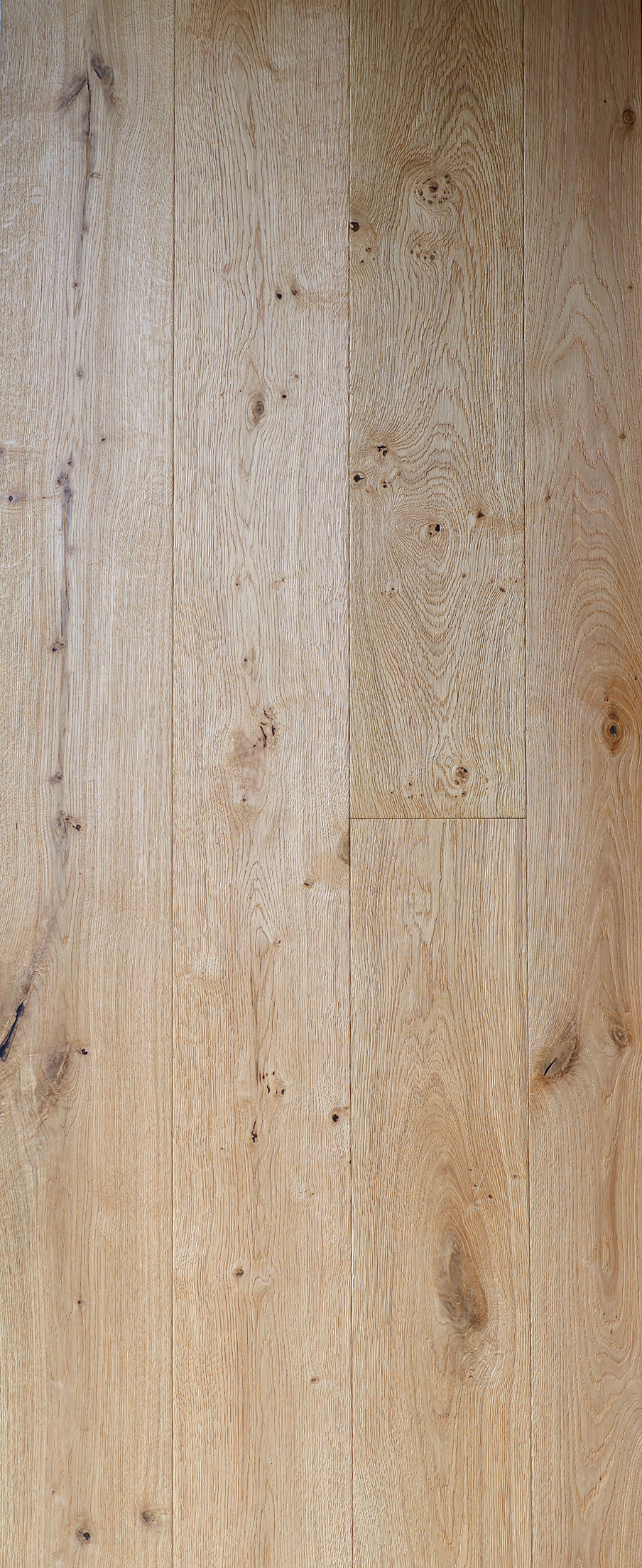 Planches verticales en bois beige clair patiné, avec un grain et des nœuds visibles