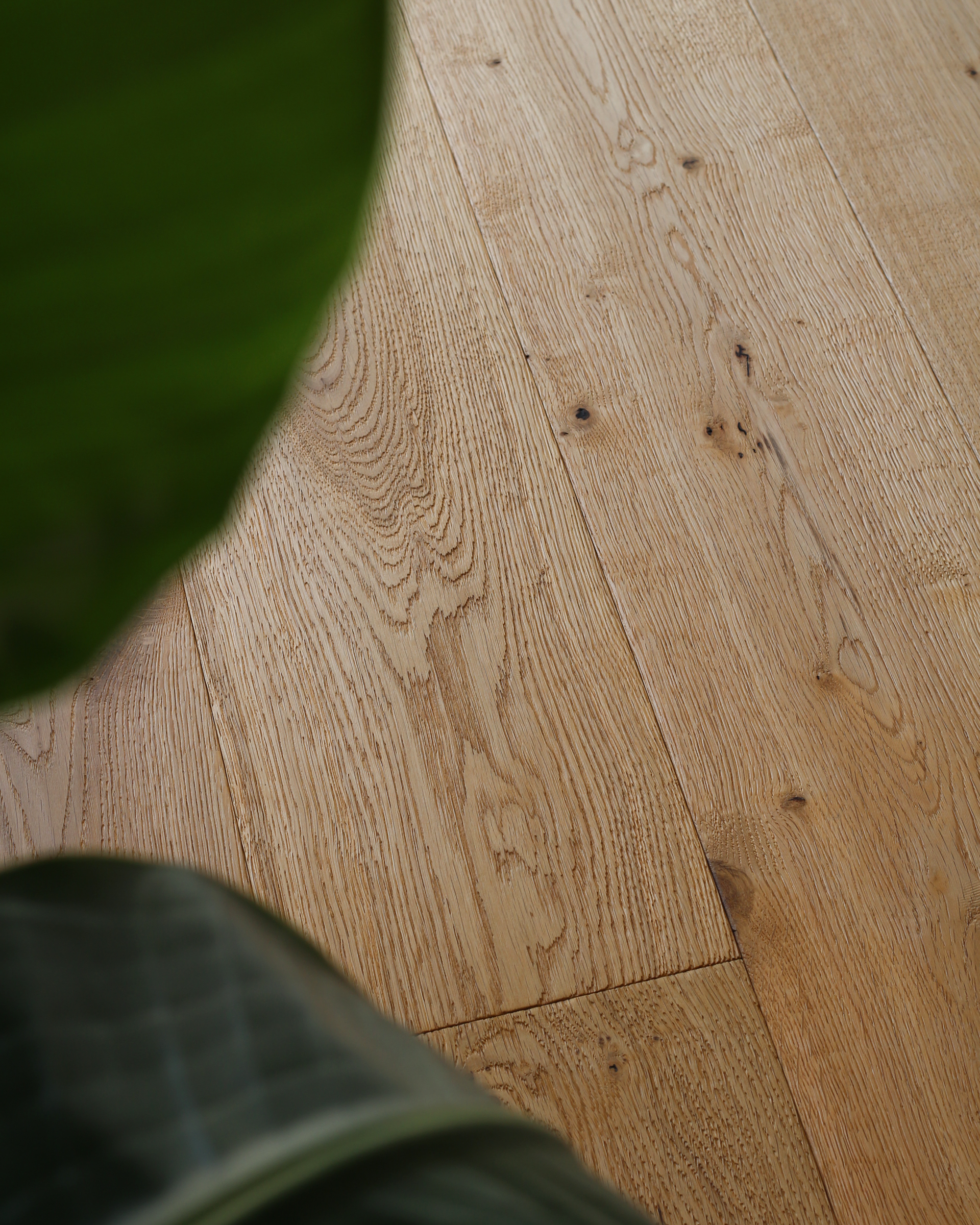 Planches verticales en bois beige clair patiné, avec un grain et des nœuds visibles
