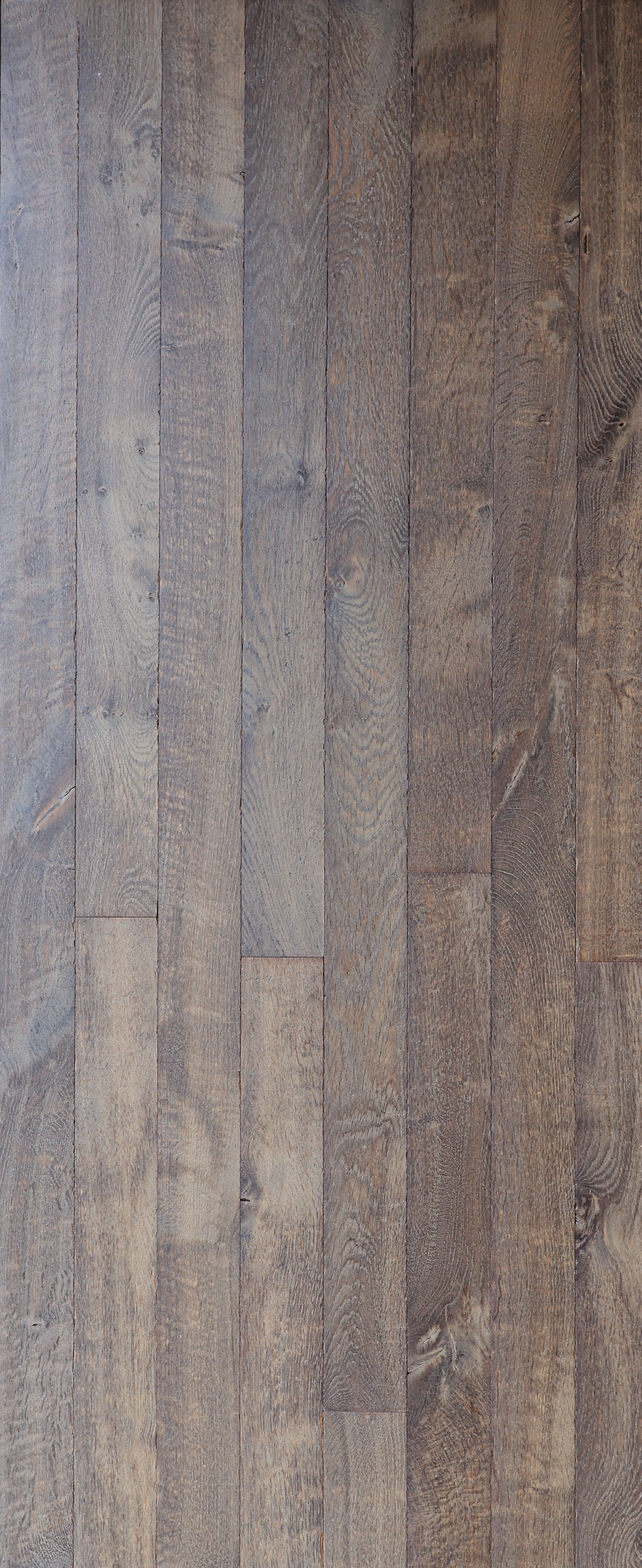 Texture de parquet en lames verticales gris-brun à l’aspect patiné