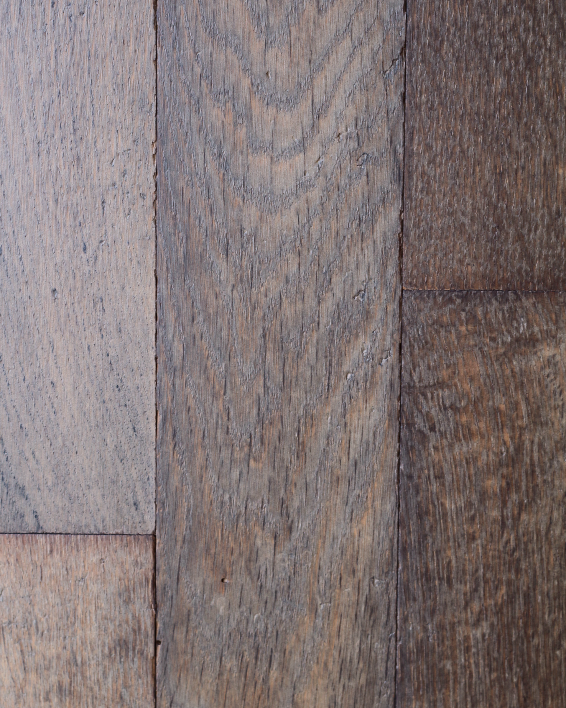 Texture de parquet en lames verticales gris-brun à l’aspect patiné