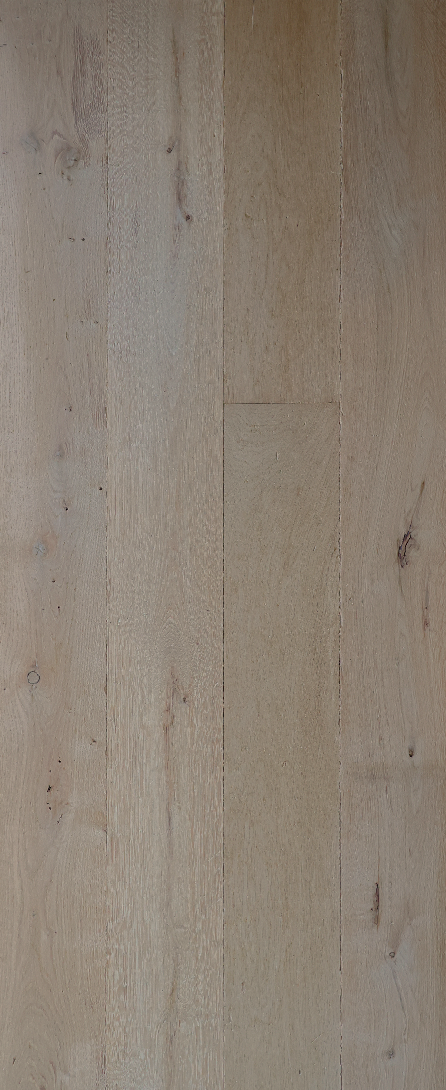 Gros plan sur des planches de bois brun clair aux veines et aux jointures apparentes