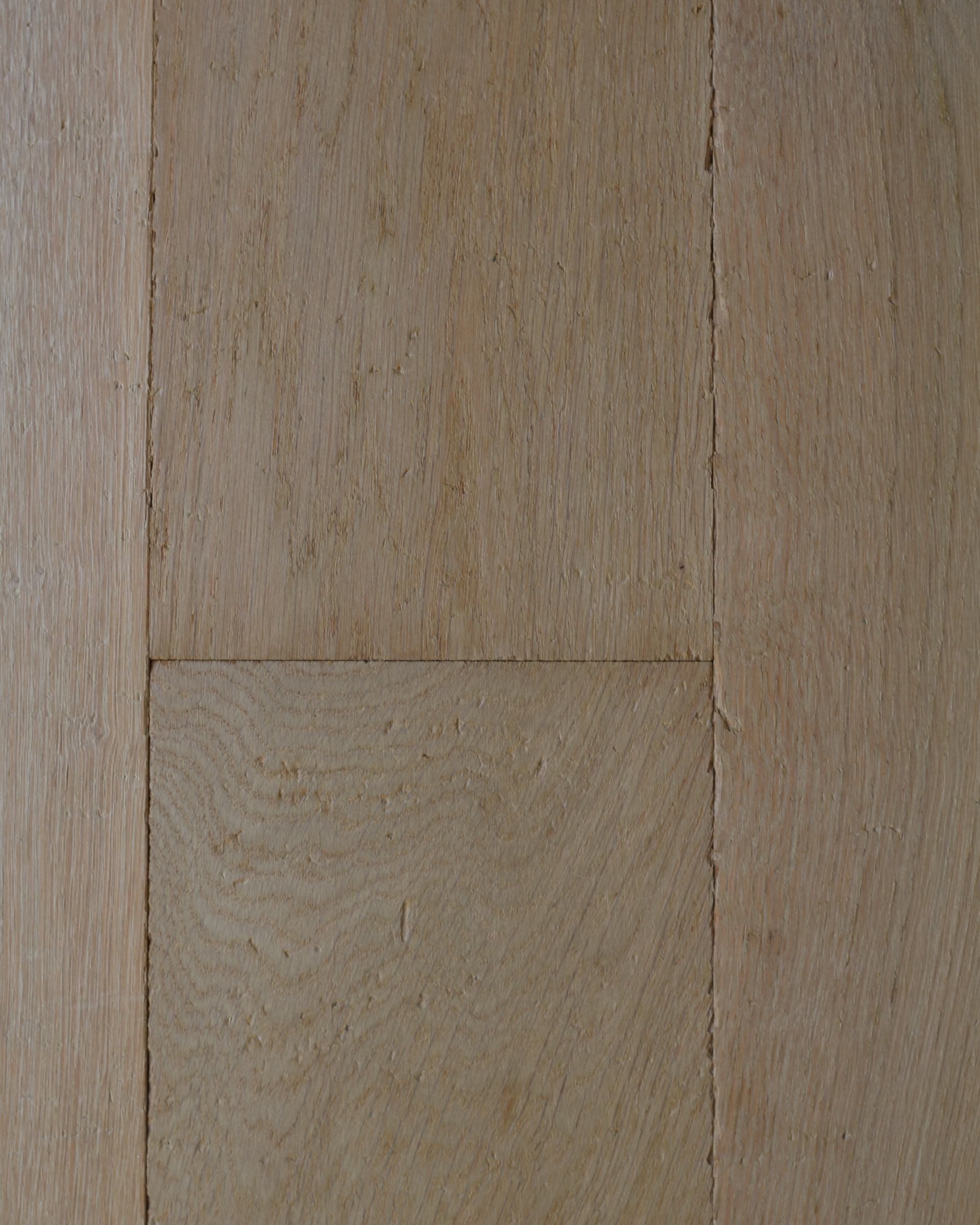 Gros plan sur des planches de bois brun clair aux veines et aux jointures apparentes