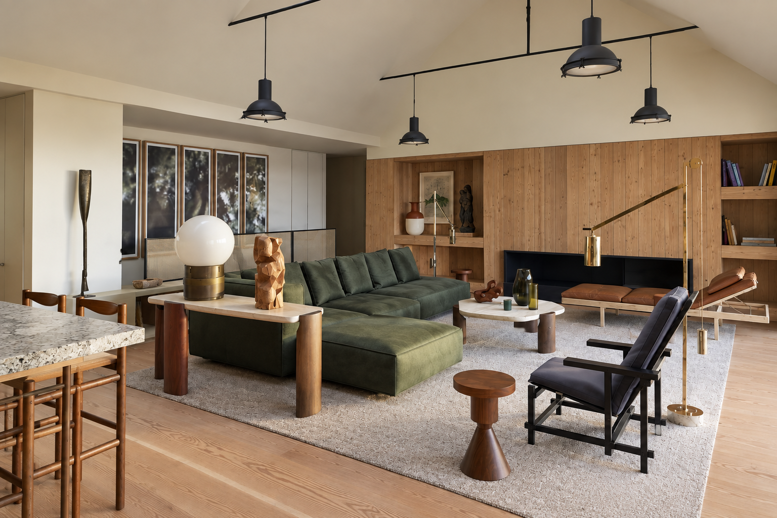 Salon moderne avec canapé vert, lambris en bois, cheminée et suspensions noires