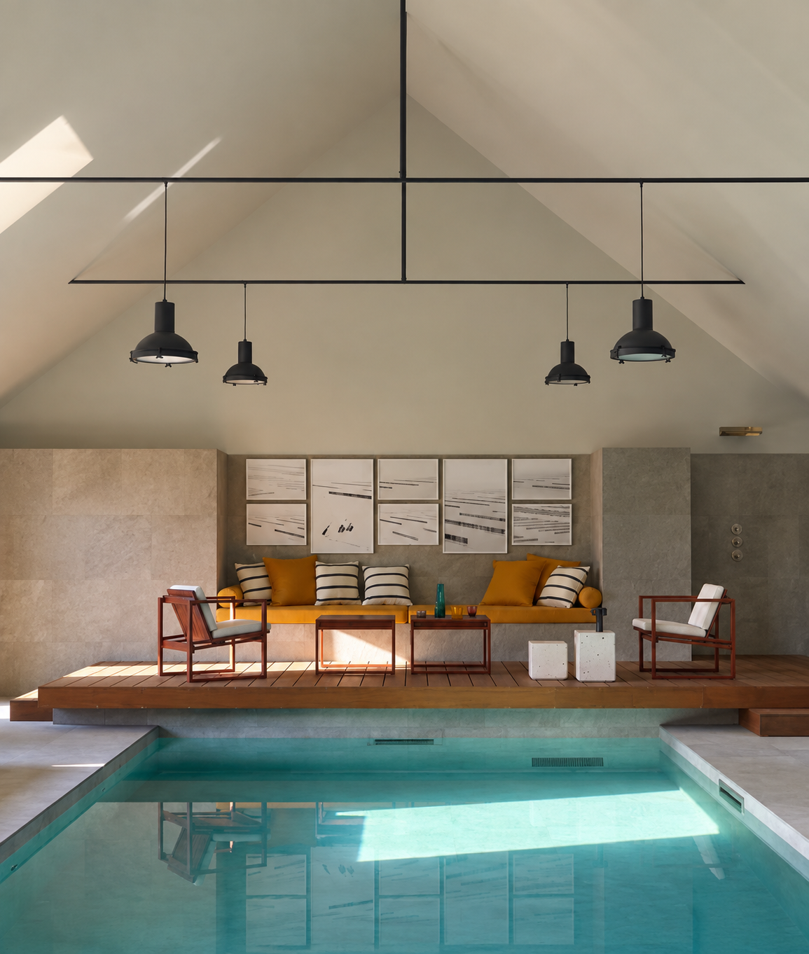 Piscine intérieure moderne avec un espace détente, un canapé jaune, des chaises rouges et des suspensions noires.