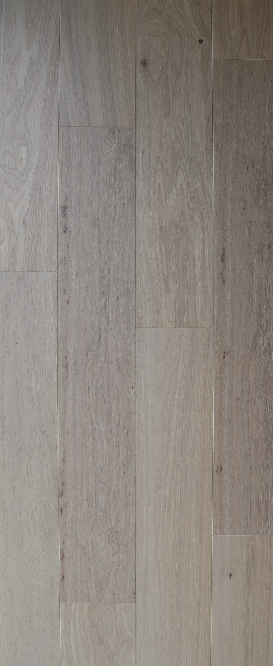 Des lames de parquet en bois clair au veinage subtil