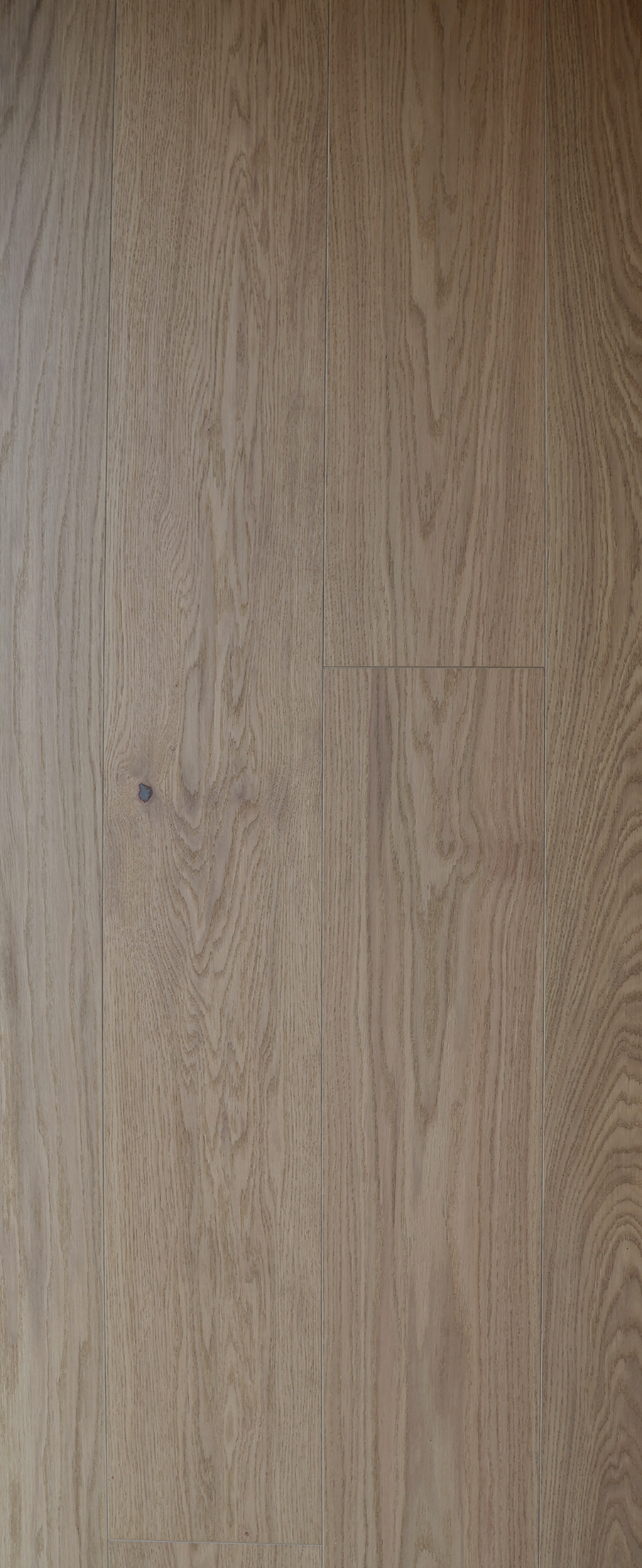 Surface en bois brun clair au veinage marqué, avec un motif de lames verticales