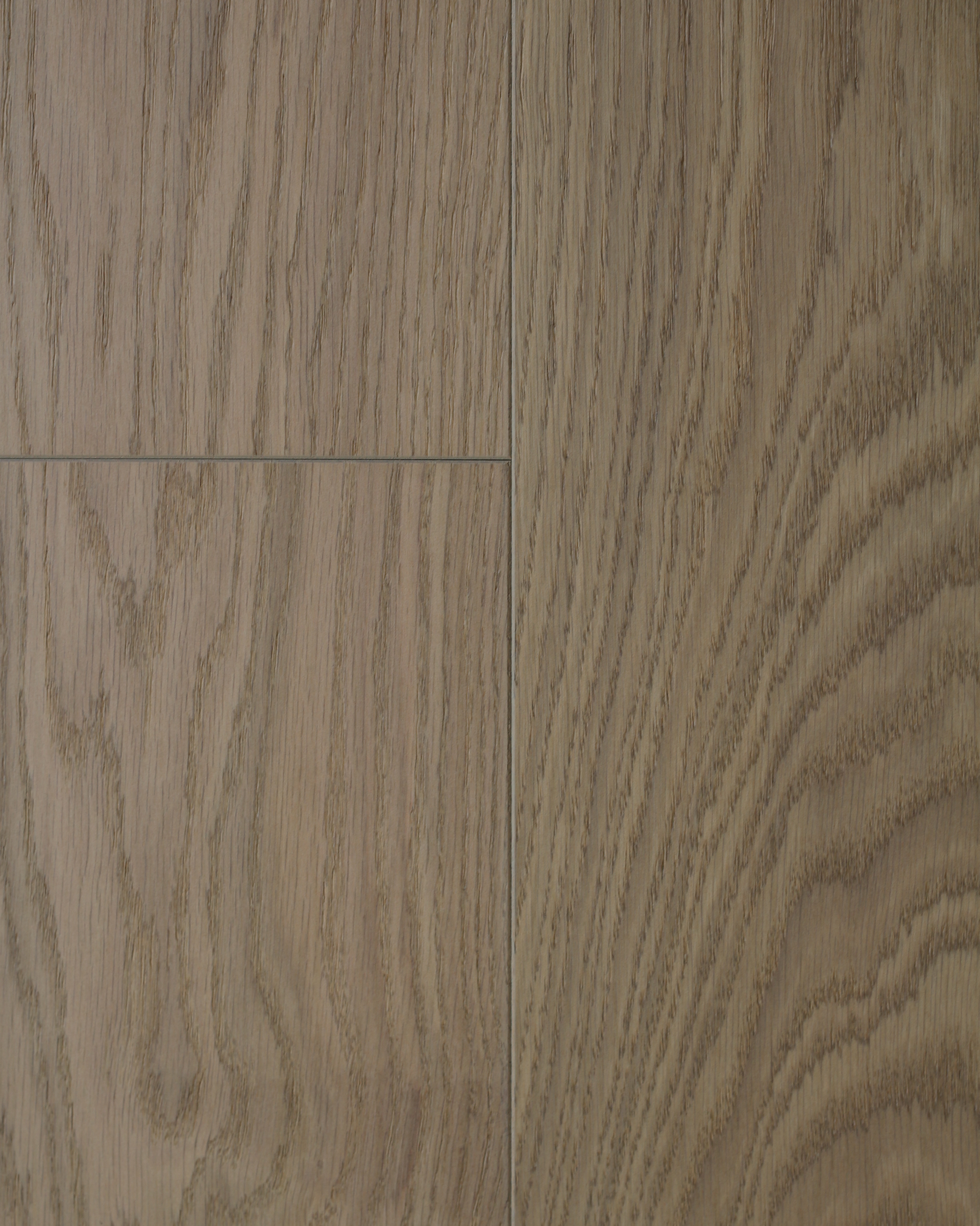 Gros plan d’un parquet en bois brun clair, avec des joints entre les lames et un veinage bien visible