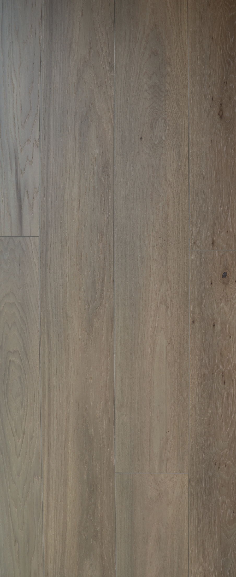 Surface verticale en bois gris-brun, au grain marqué de nœuds et de texture subtile
