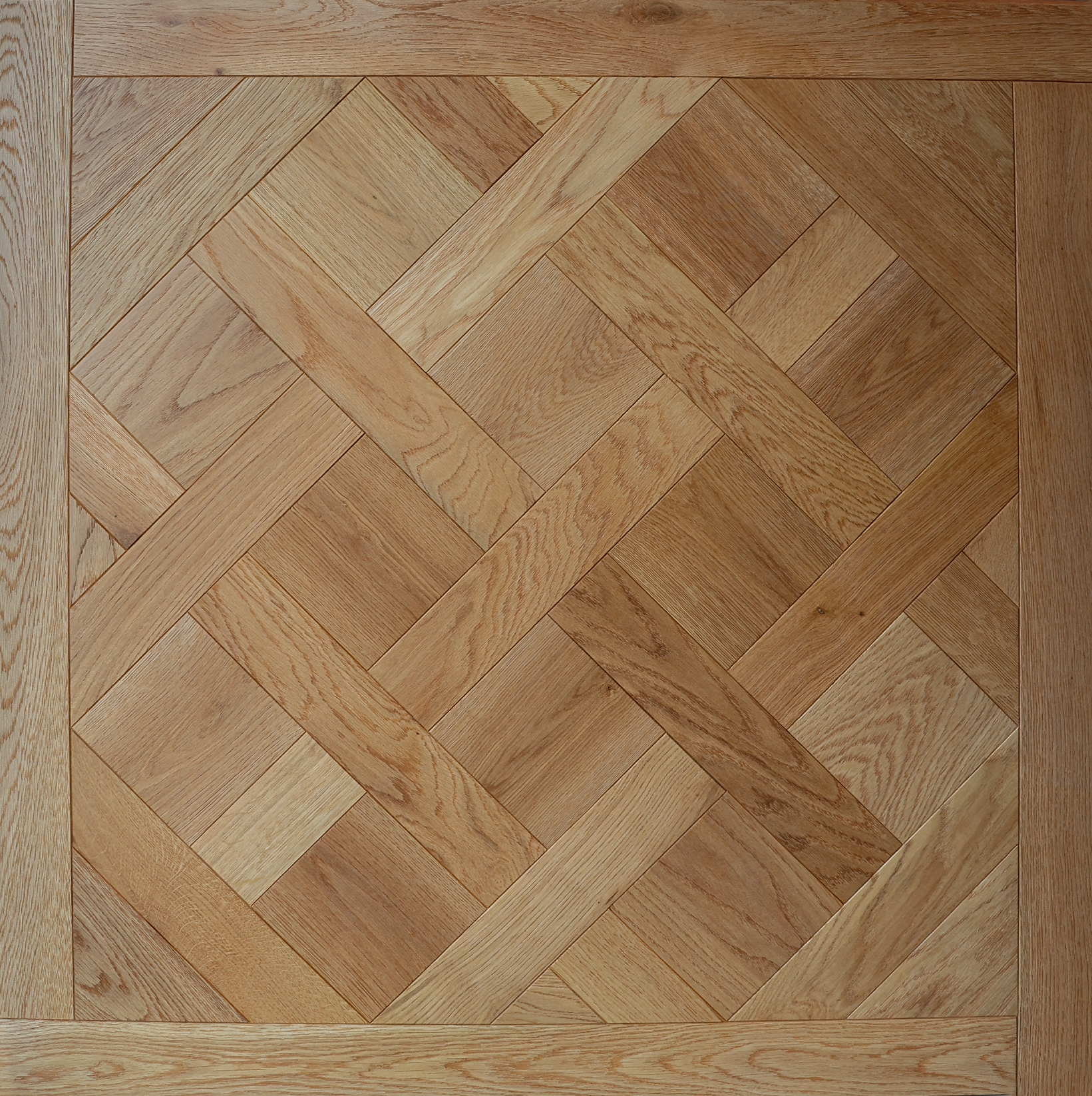 Motif de parquet carré en bois, avec des veines diagonales marron clair et marron foncé.