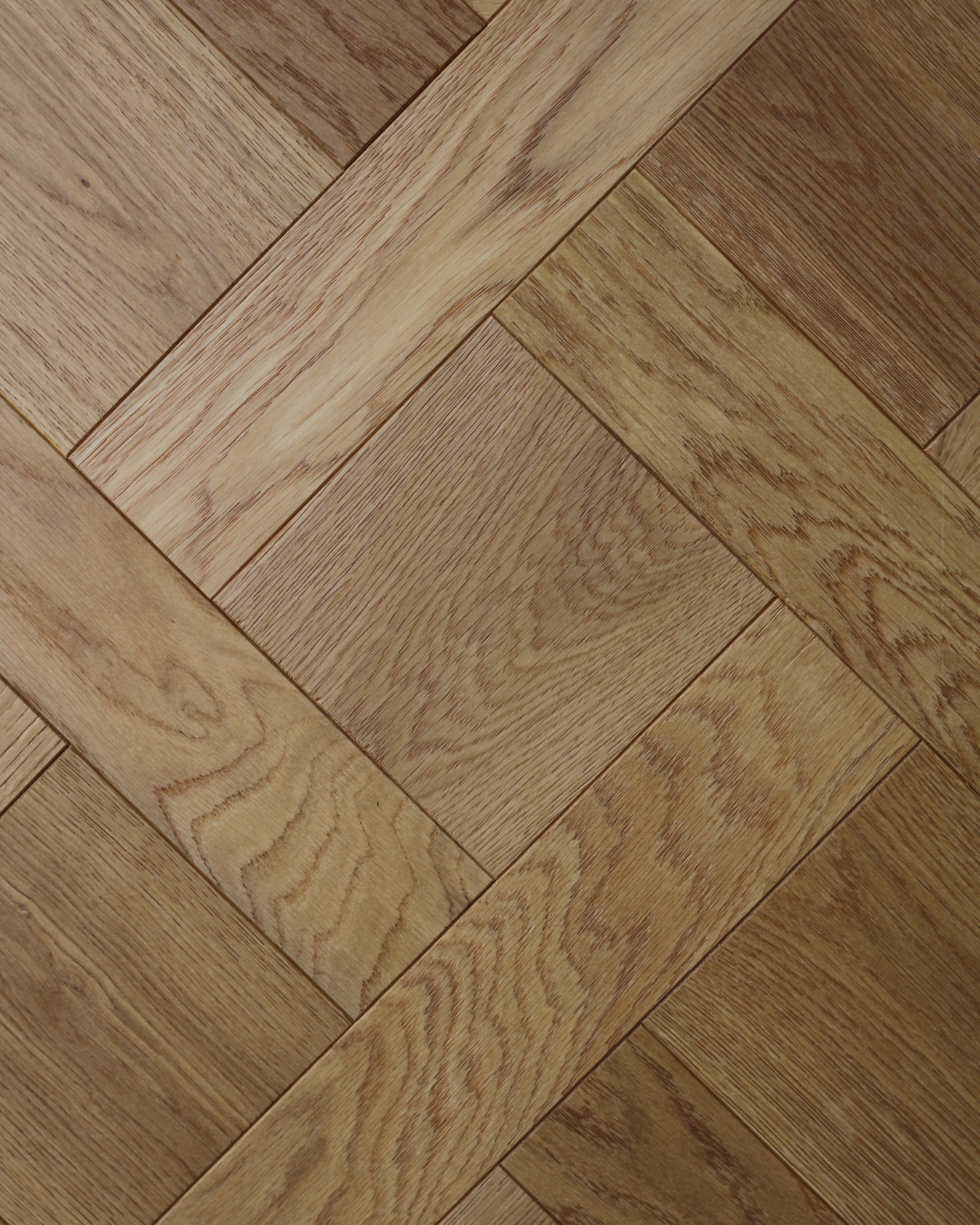 Motif de parquet carré en bois, avec des veines diagonales marron clair et marron foncé.