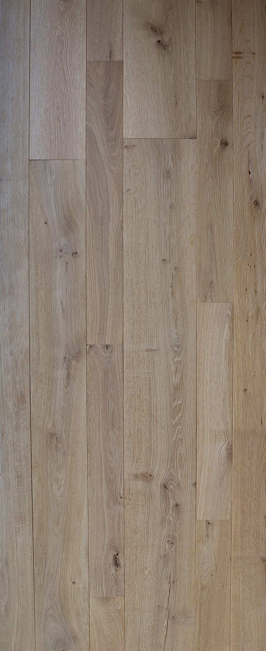 Planches verticales en bois gris-brun patiné, au grain et aux joints apparents