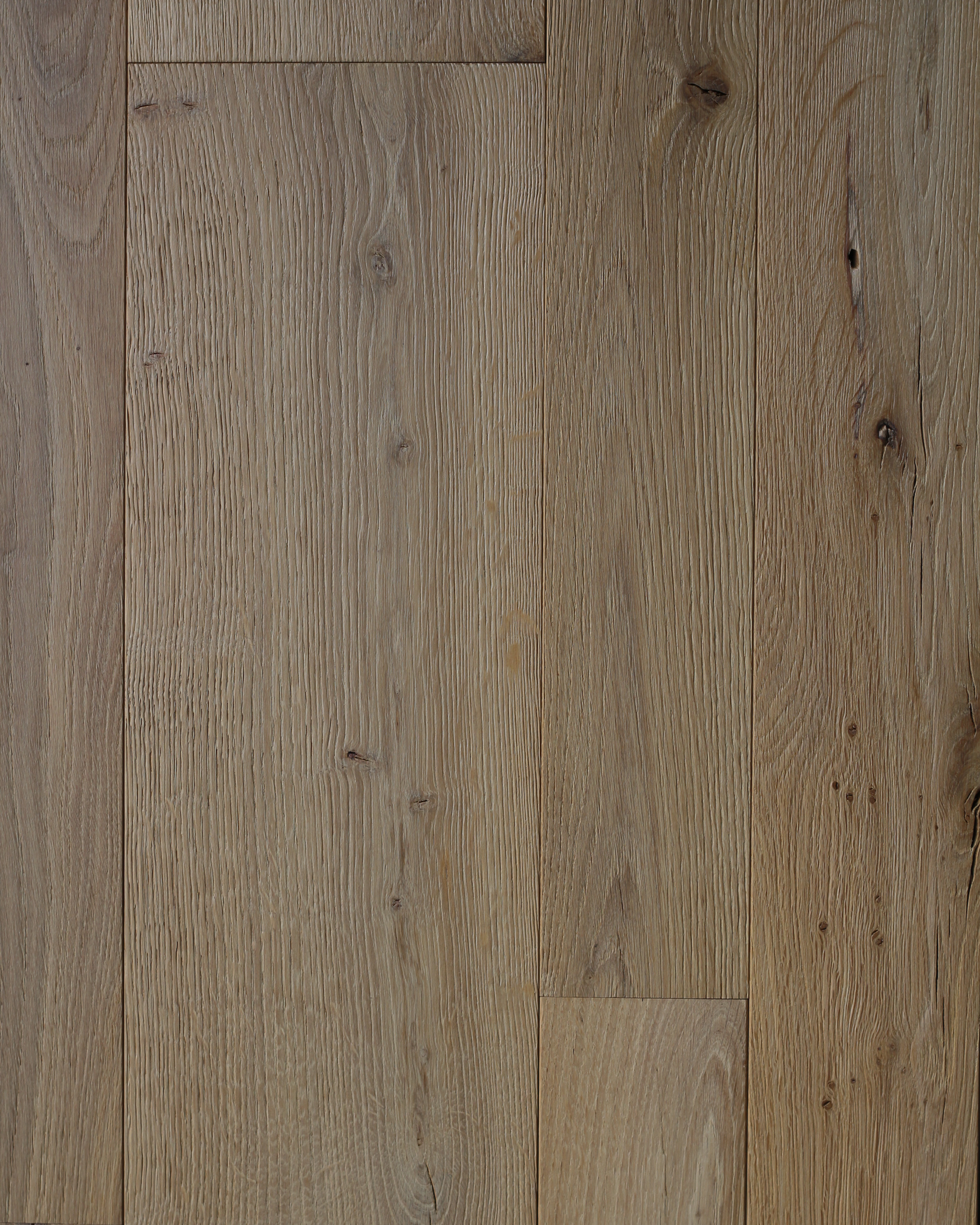 Gros plan sur des planches de bois gris-brun patinées, au grain et aux jointures bien visibles