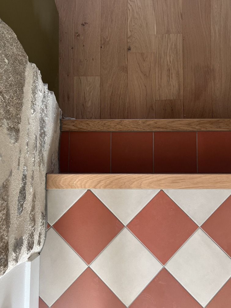 Bord de marche avec des carreaux rouges et blancs à motifs losanges