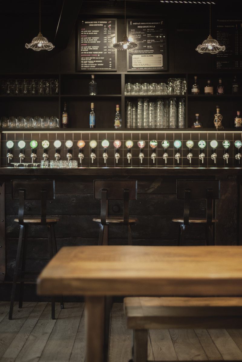 Intérieur tamisé d’un bar