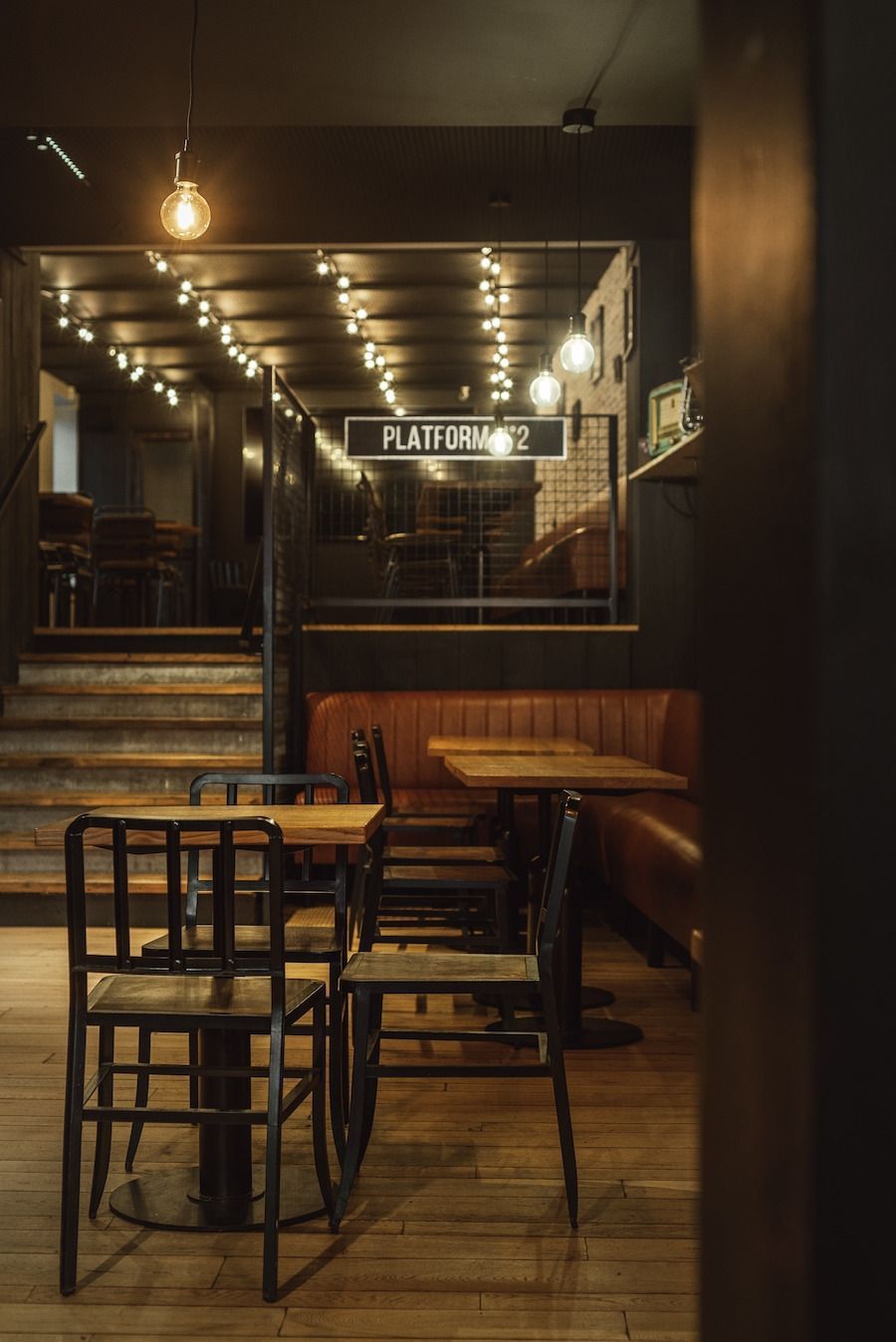 Intérieur chaleureux d’un café