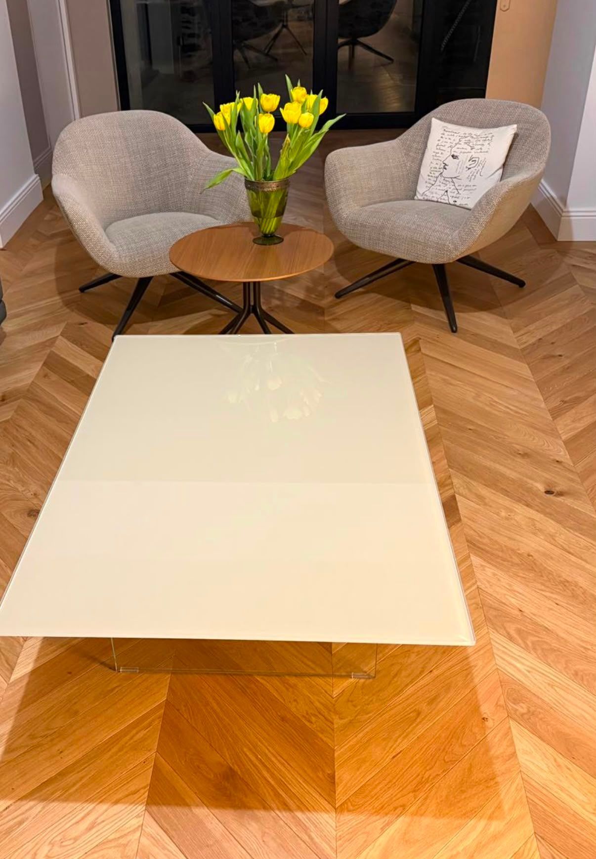 Salon moderne avec deux fauteuils gris