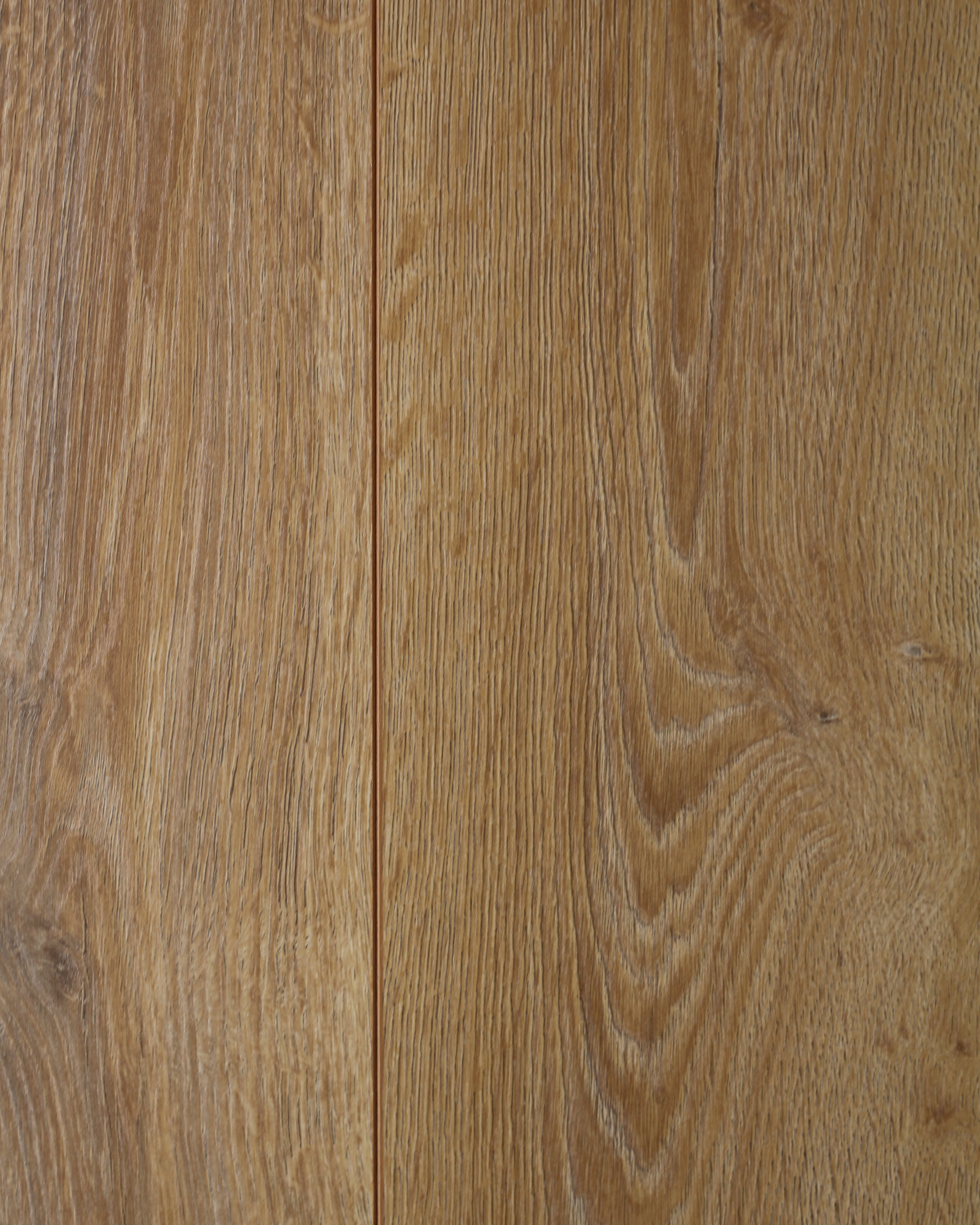 Gros plan sur le grain du bois brun, avec une jointure verticale entre deux panneaux en bois.