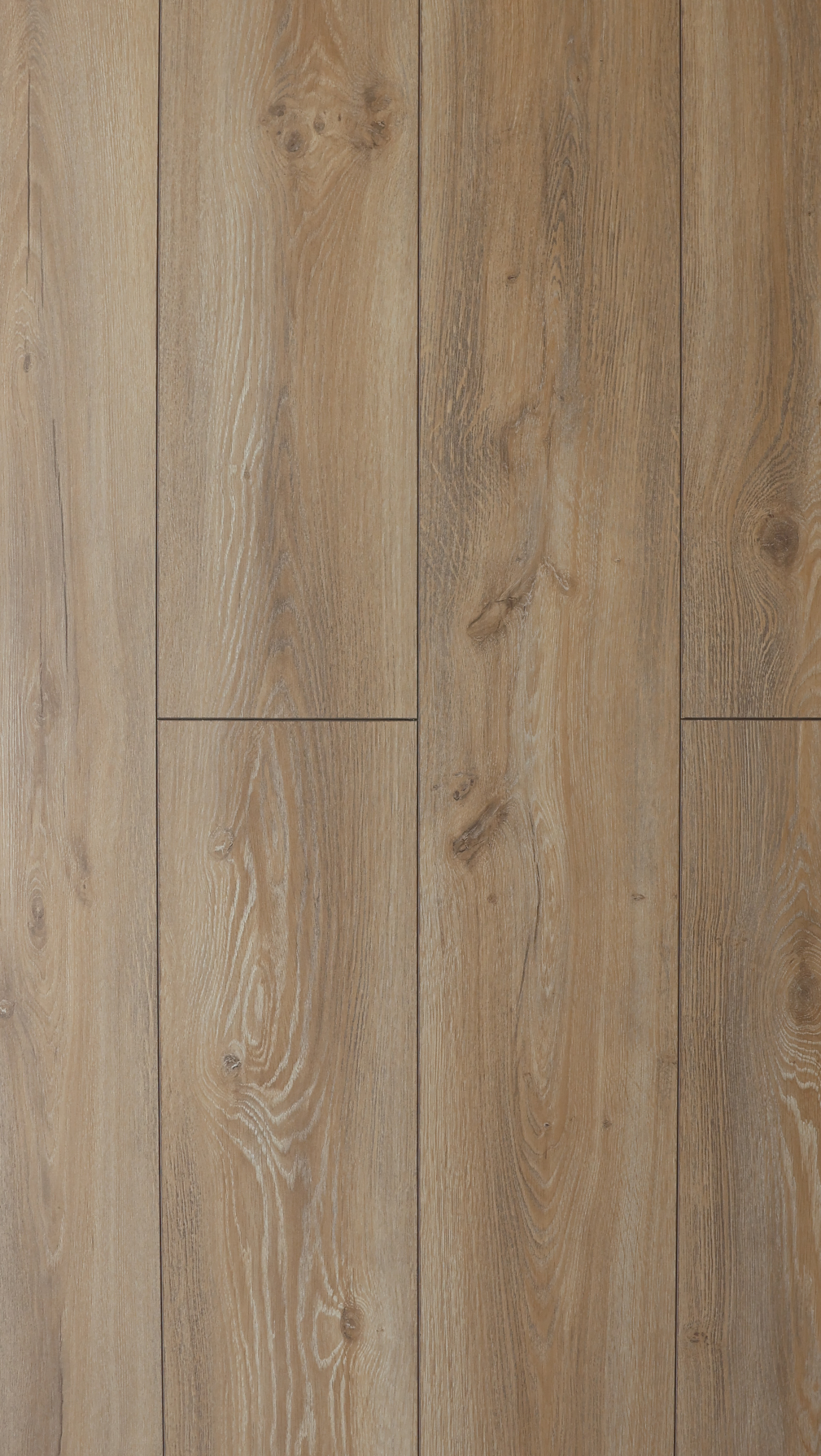 Surface en bois composée de planches verticales marron clair et marron foncé.
