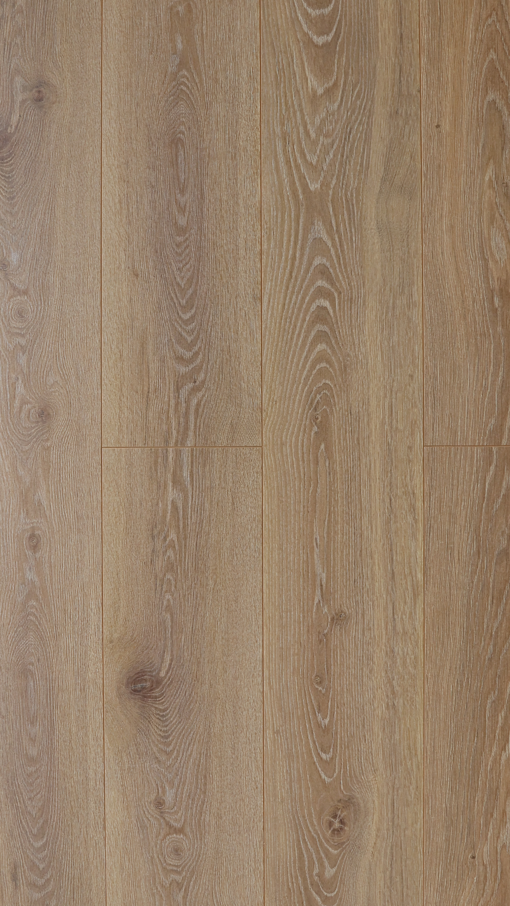 Gros plan sur un parquet en bois brun clair, avec des veines et des nœuds bien visibles