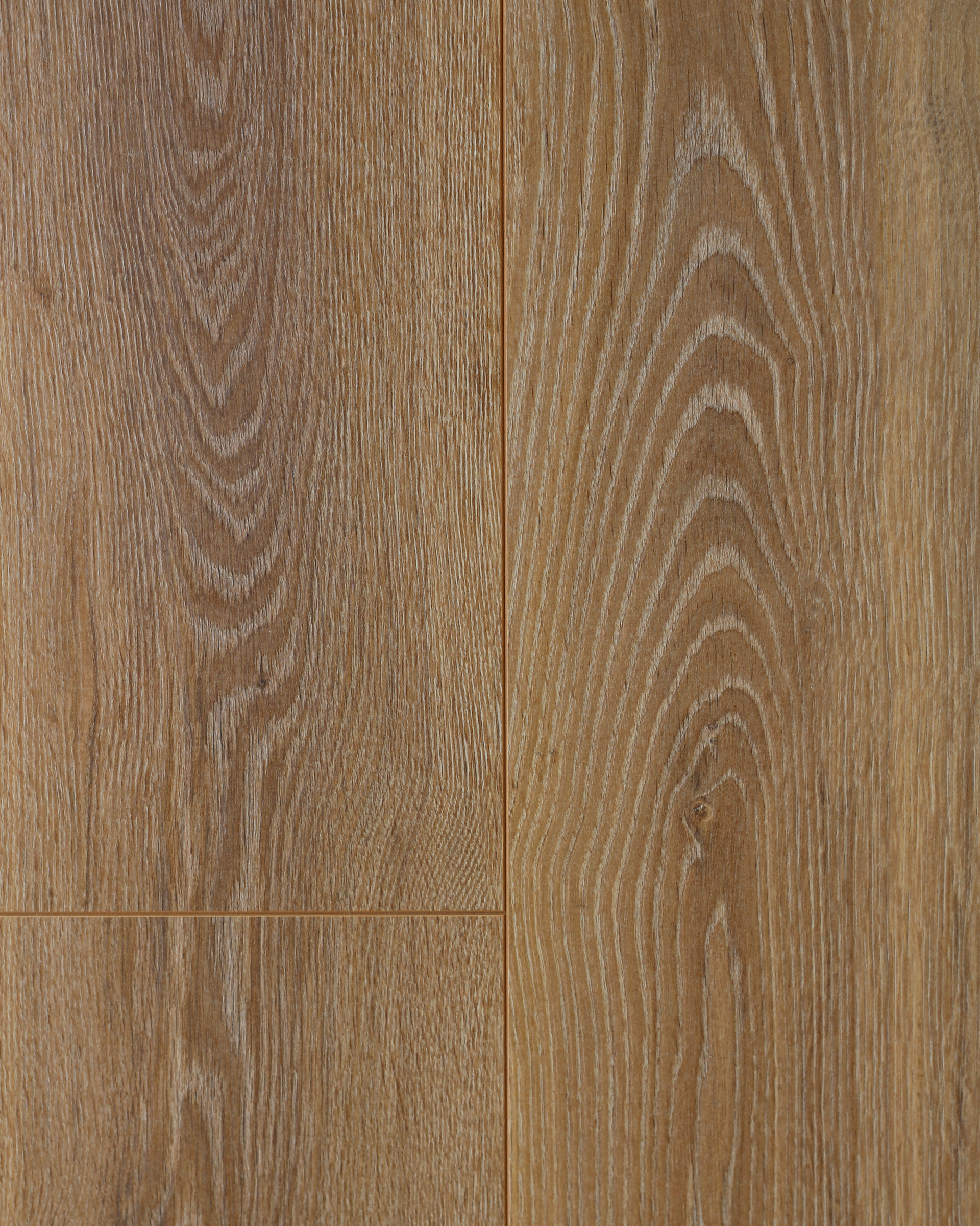 Gros plan sur un parquet en bois brun clair, avec des veines et des nœuds bien visibles