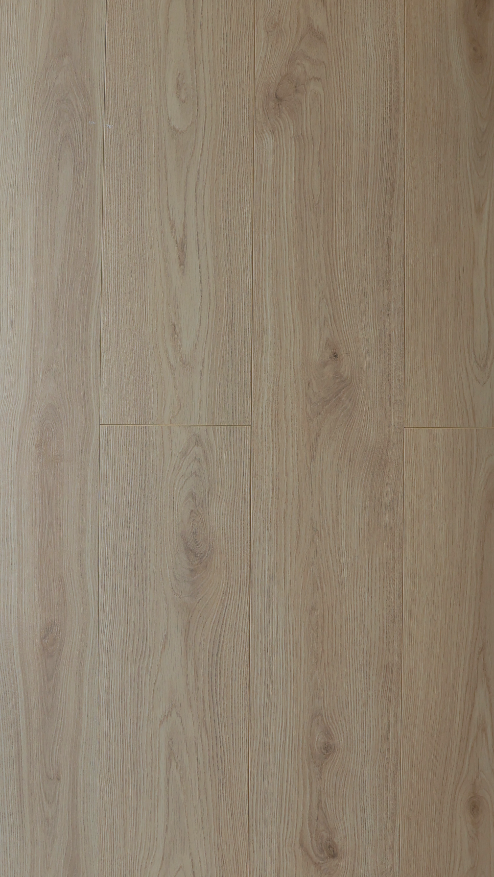 Parquet en chêne clair aux veinures discrètes.
