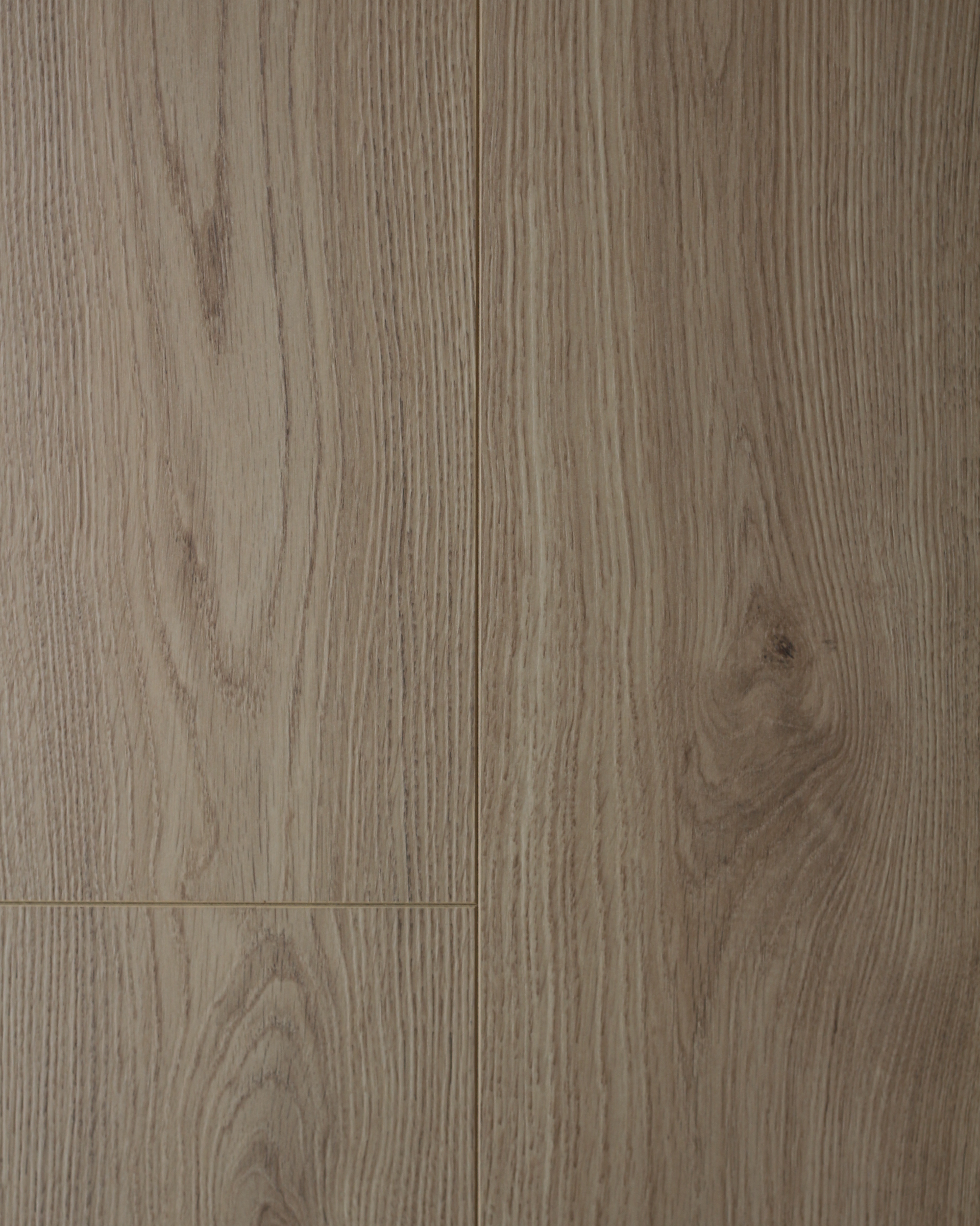 Parquet en chêne clair aux veinures discrètes.