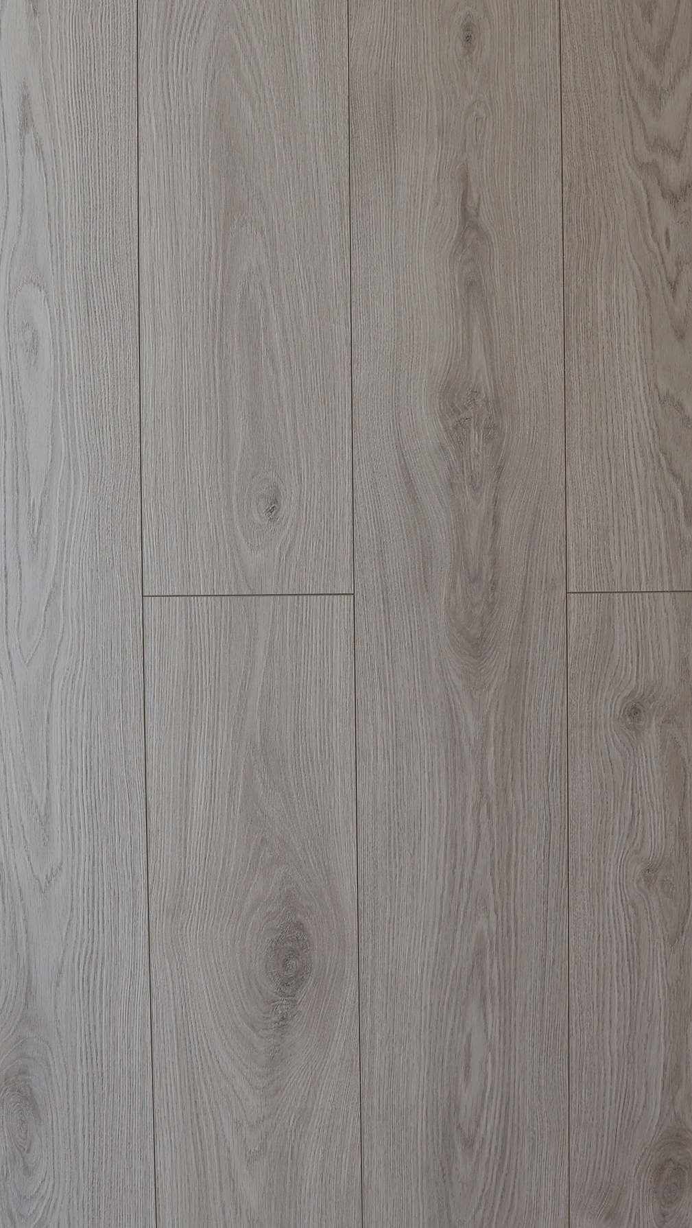 Surface de planches en bois gris vieilli, au veinage vertical et à la texture subtile