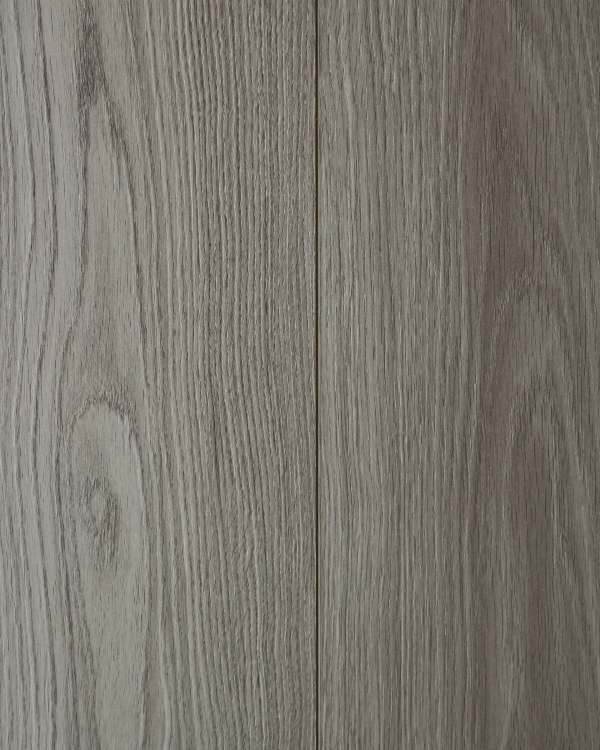 Surface de planches en bois gris vieilli, au veinage vertical et à la texture subtile