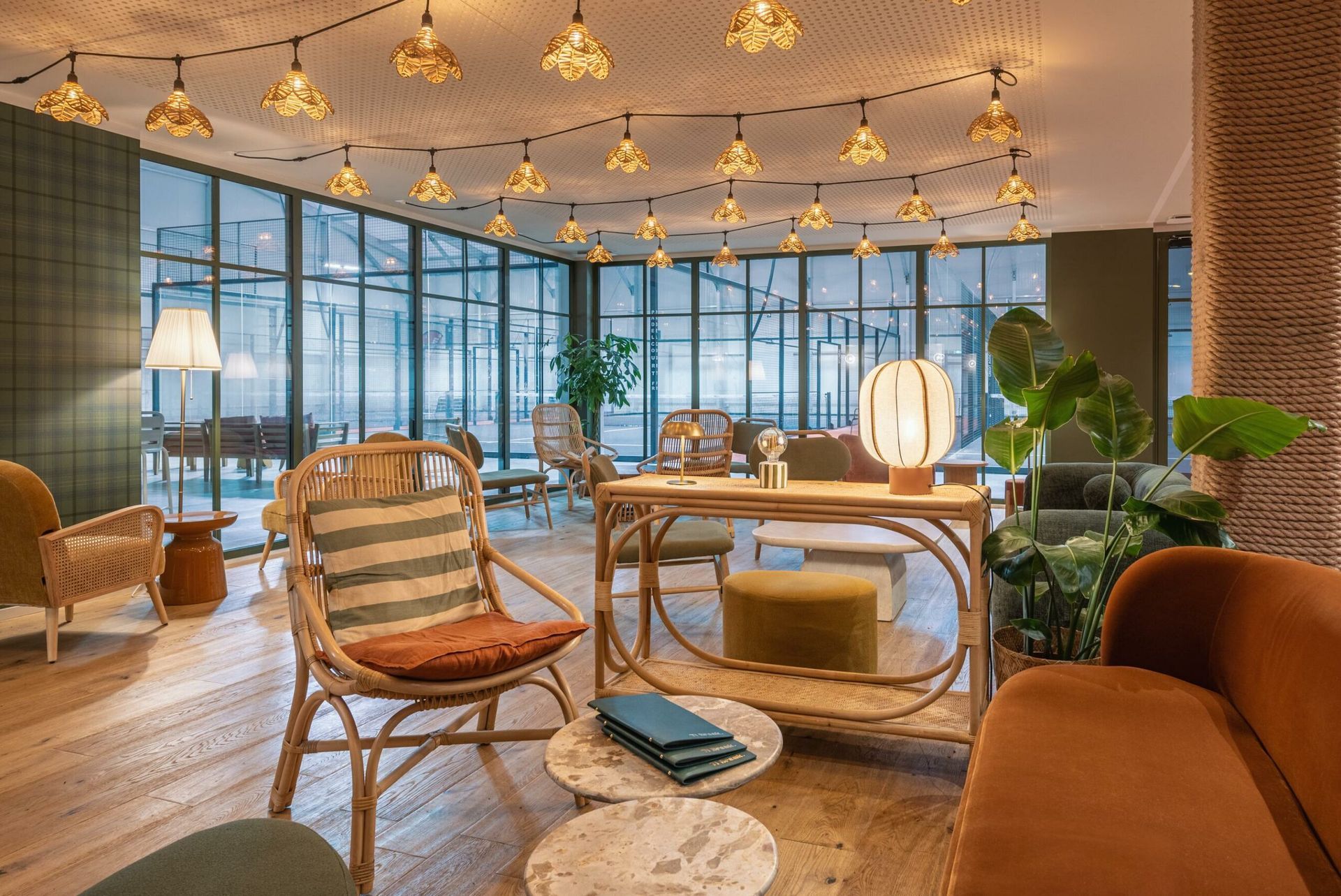Salon moderne et élégant avec des fauteuils en osier