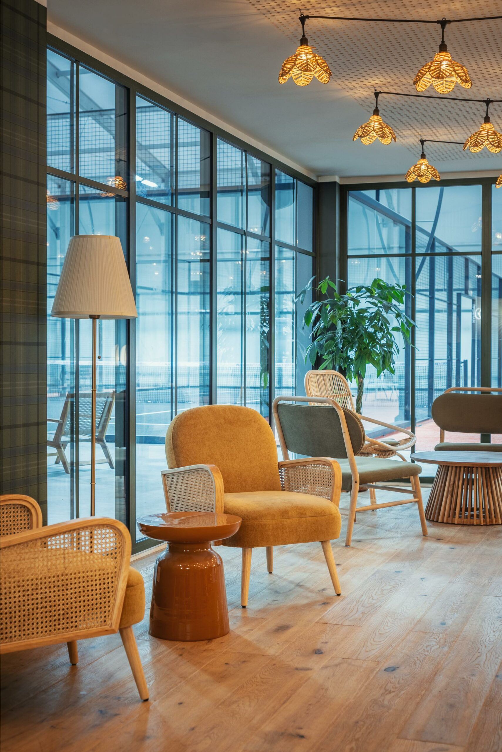 Salon moderne avec des fauteuils en osier et moutarde, un lampadaire