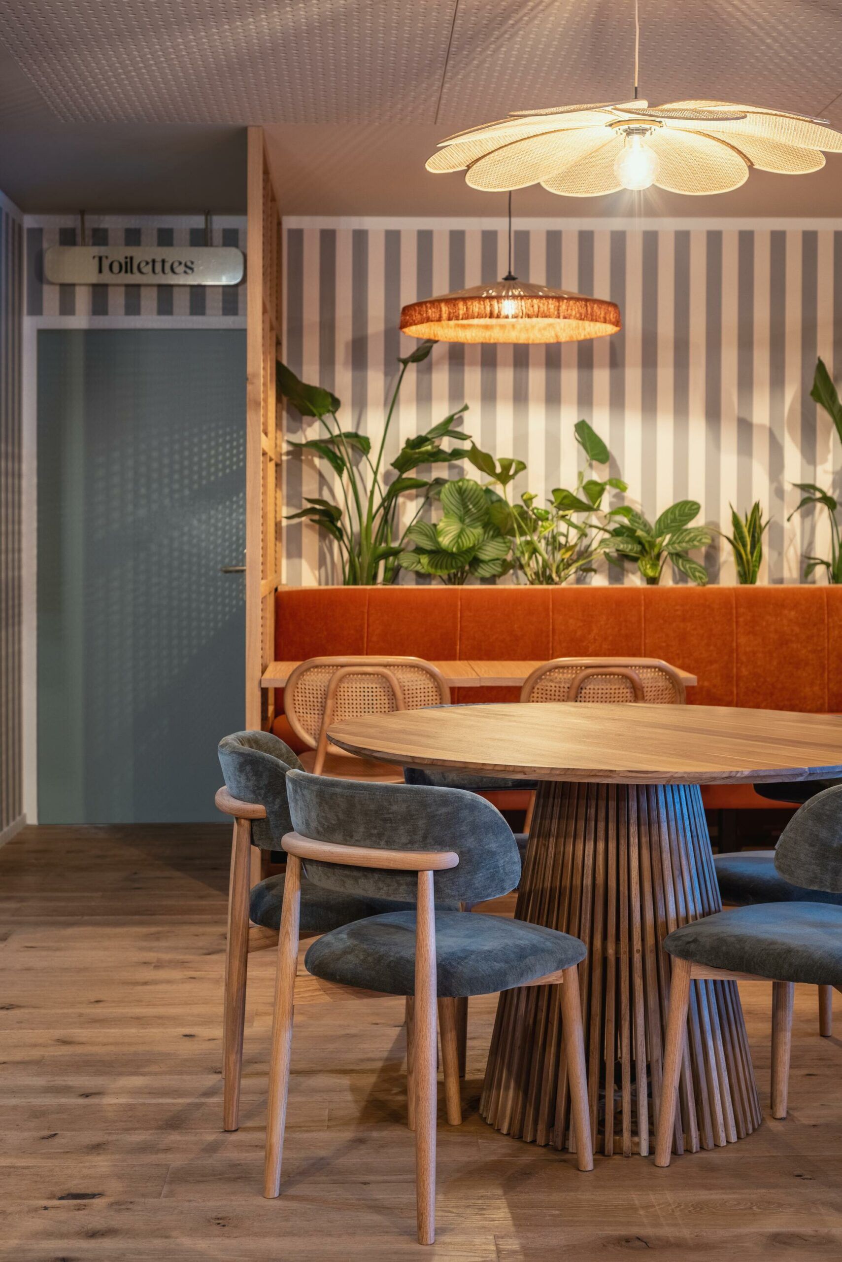 Espace salon confortable dans un café, avec des chaises bleues